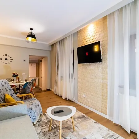 Hanna - Belle In The Heart Of The Old Town Brasov