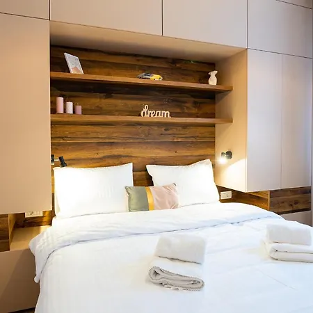 Hanna - Belle In The Heart Of The Old Town *