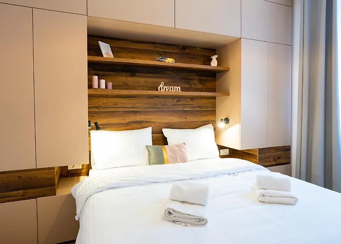 Hanna - Belle In The Heart Of The Old Town *